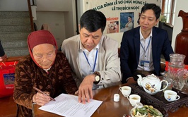 ĐOÀI PHƯƠNG HỖ TRỢ THỰC HIỆN THỦ TỤC HÀNH CHÍNH TẠI NHÀ ĐỐI VỚI NGƯỜI GIÀ, NGƯỜI YẾU THẾ
