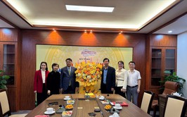 Thường trực Đảng ủy phường Phương Liệt thăm và chúc mừng Ngày Thầy thuốc Việt Nam tại một số cơ sở y tế