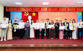 UBND xã Thường Tín tổ chức Lễ trao Giấy chứng nhận đăng ký kết hôn cho công dân.