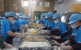 Hát Môn tăng cường kiểm tra an toàn thực phẩm đối với cơ sở cung cấp suất ăn trường học