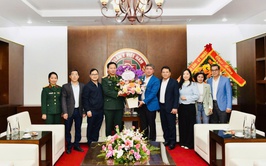 Phường Hồng Hà đã tổ chức các đoàn đến thăm hỏi, chúc mừng và tặng quà các đơn vị y tế trên địa bàn nhân dịp kỷ niệm ngày thày thuốc Việt Nam 27/02