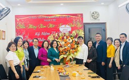 PHƯỜNG KIM LIÊN THĂM, CHÚC MỪNG TRẠM Y TẾ NHÂN 71 NĂM NGÀY THẦY THUỐC VIỆT NAM