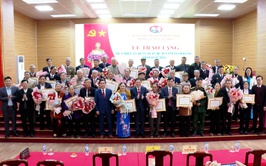 ỨNG HÒA: 48 ĐẢNG VIÊN ĐƯỢC TRAO TẶNG HUY HIỆU ĐẢNG ĐỢT 3/2/2026.