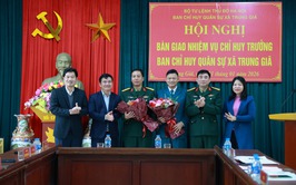 TRUNG GIÃ BÀN GIAO NHIỆM VỤ CHỈ HUY TRƯỞNG BAN CHỈ HUY QUÂN SỰ XÃ