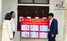 KIỀU PHÚ TĂNG CƯỜNG KIỂM TRA CÔNG TÁC NIÊM YẾT DANH SÁCH CỬ TRI PHỤC VỤ BẦU CỬ