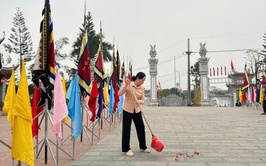 Những người cao tuổi thầm lặng quét dọn, bảo vệ giá trị Đình Vân Cốc