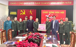 Đồng chí Thiếu tướng Nguyễn Đình Lưu - Phó Tư lệnh Bộ Tư lệnh Thủ đô Hà Nội thăm, chúc Tết Ban CHQS phường Thanh Xuân