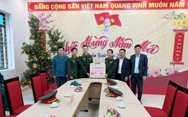 Thiếu tướng Nguyễn Đình Lưu, Phó Tư lệnh Bộ Tư lệnh Thủ đô Hà Nội thăm và tặng quà Ban chỉ huy Quân sự xã Quốc Oai