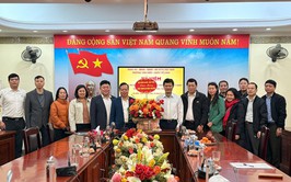 Các cơ quan, đơn vị phường Văn Miếu - Quốc Tử Giám tặng hoa chúc mừng Đảng uỷ phường nhân kỷ niệm 96 năm ngày thành lập Đảng Cộng sản Việt Nam