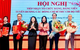 Đảng ủy phường Hai Bà Trưng tiếp nhận 4 tổ chức Đảng