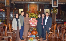 Phường Tùng Thiện thăm, tặng quà các cơ sở tín ngưỡng nhân dịp Tết nguyên đán Bính Ngọ 2026 - Thắm chặt khối đại đoàn kết toàn dân tộc