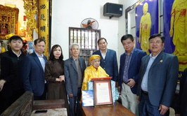 Đồng chí Bí Thư Đảng ủy xã thăm hỏi, tặng quà Tết gia đình chính sách, người có công với cách mạng.