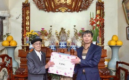 Lãnh đạo xã Hồng Vân thăm tặng quà gia đình người có công với Cách mạng và các cụ cao niên tròn 100 tuổi