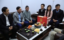 Phường Long Biên thăm hỏi, tặng quà gia đình chính sách và chúc thọ người cao tuổi nhân dịp Tết Nguyên đán