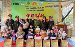 Công an phường Cầu Giấy trao “Đông ấm – Xuân yêu thương” đến học sinh vùng cao Nà Hang