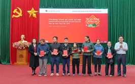 Agribank chi nhánh Hòa Lạc trao tặng 100 suất quà Tết cho các hộ gia đình hoàn cảnh khó khăn trên địa bàn xã