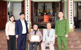 ĐỒNG CHÍ NGUYỄN GIÁP ĐÔNG - CHỦ TỊCH UBND THĂM, TẶNG QUÀ GIA ĐÌNH CHÍNH SÁCH, NGƯỜI CAO TUỔI NHÂN DỊP TẾT NGUYÊN ĐÁN 2026