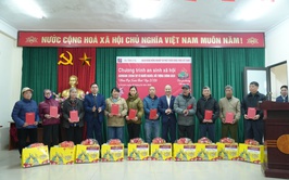 Trao quà Xuân Bính Ngọ năm 2026 cho các hộ gia đình có hoàn cảnh khó khăn tại thôn Trung Dương, xã Gia Lâm