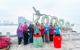 Hội LHPN phường Tây Hồ đồng loạt ra quân: Bảo vệ môi trường Hồ Tây dịp Tết ông Công, ông Táo