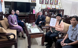 Cán bộ tới tận nhà hỗ trợ công dân cao tuổi hoàn thiện thủ tục hành chính tại phường Phú Lương