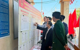 Đồng chí Bí thư Đảng ủy xã kiểm tra công tác bầu cử tại các đơn vị trên địa bàn