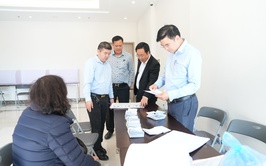 Đồng chí Chủ tịch UBND xã kiểm tra công tác bầu cử tại các đơn vị bầu cử trên địa bàn