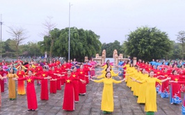 Hơn 200 hội viên phụ nữ xã Thanh Trì đồng diễn dân vũ chào mừng Ngày Quốc tế Phụ nữ 8/3