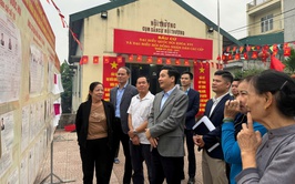 Đồng chí Nguyễn Việt Hà - Bí thư Đảng ủy xã kiểm tra công tác chuẩn bị bầu cử tại Đơn vị bầu cử số 5