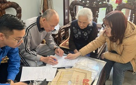 “Đến trước nhu cầu - Tiên phong phục vụ”: Tổ xung kích số 9 hỗ trợ cụ bà 94 tuổi thực hiện thủ tục cấp lại Bằng Tổ quốc ghi công