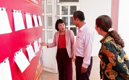 Đoàn giám sát của Ủy ban MTTQ Việt Nam xã Ứng Hòa kiểm tra công tác bầu cử tại 50 khu vực bỏ phiếu trên địa bàn.