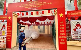 Trạm Y tế xã Tây Phương phun khử khuẩn 35 điểm bầu cử, chủ động phòng ngừa dịch bệnh