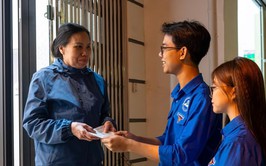 “Áo xanh” đi từng ngõ, gõ từng nhà phát thẻ cử tri trước giờ G