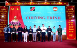 Ngân hàng chi nhánh AGRIBANK Chi Nhánh Hà tây tặng quà cho các hộ khó khăn tại xã Mỹ Đức