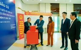 Đồng chí Nguyễn Việt Hà- Bí thư Đảng ủy xã kiểm tra làm việc với Đơn vị bầu cử số 6