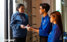 'Nước rút' chuẩn bị phiếu bầu, gõ cửa từng nhà phát thẻ cử tri ở Hà Nội