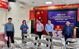 Đồng chí Nguyễn Huy Hoàng - Phó Bí thư Đảng uỷ, Chủ tịch UBND xã kiểm tra công tác chuân bi tại các điểm bầu cử