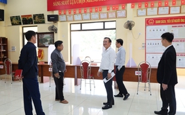 Đồng chí Đỗ Mạnh Hưng, Bí thư Đảng ủy, Chủ tịch HĐND xã Suối Hai kiểm tra công tác trang trí khánh tiết, chuẩn bị cho cuộc bầu cử 