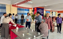 Đồng chí Cao Văn Toàn - UV BTV, Trưởng Ban xây dựng Đảng kiểm tra, giám sát công tác bầu cử các khu vực bỏ phiếu tại  thôn Giang Xá và Tổ dân phố Trạm Trôi