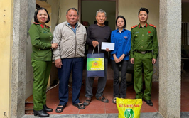 Công an xã Ô Diên lan tỏa nghĩa tình - tri ân tặng quà các gia đình chính sách và hộ cận nghèo trên địa bàn dịp 26/3