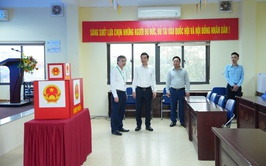 Đồng chí Bí thư Đảng ủy xã kiểm tra công tác chuẩn bị bầu cử tại Đơn vị bầu cử số 1