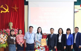 UBND xã trao quyết định bổ nhiệm cán bộ quản lý các trường học trên địa bàn