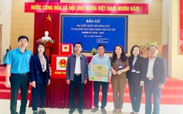 Mặt trận Tổ quốc và các tổ chức chính trị - xã hội xã Quốc Oai thăm, động viên các tổ bầu cử trước Ngày hội toàn dân