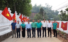 RỰC RỠ ĐƯỜNG TRANH BÍCH HỌA CHÀO MỪNG NGÀY HỘI BẦU CỬ