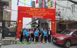 Cán bộ, hội viên phụ nữ phường Thanh Xuân tích cực tham gia giữ gìn cảnh quan, vệ sinh môi trường các khu vực bầu cử trên địa bàn phường Thanh Xuân
