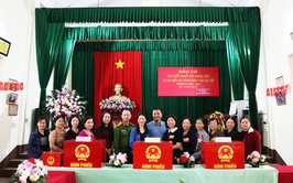 Đồng chí Nguyễn Thị Lan Hương - Phó chủ tịch HĐND xã đi kiểm tra các bước chuẩn bị cuối cùng cho cuộc bầu cử tại các Khu vực bỏ phiếu.