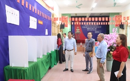 Đoàn công tác số 1 Ban giám khảo đi kiểm tra, chấm điểm thi đua tại các điểm bầu cử