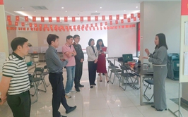 Phó Bí thư Thường trực Đảng ủy xã Gia Lâm kiểm tra công tác bầu cử tại Đơn vị bầu cử số 6