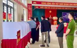 Phó Bí thư thường trực Đảng ủy xã Mỹ Đức Nguyễn Thị Thúy Hòa kiểm tra công tác bầu cử tại 8 khu vực bỏ phiếu tại địa bàn An Phú