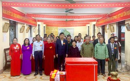 Đồng chí Phó Chủ tịch UBND xã Quốc Oai dự khai mạc tại khu vực bầu cử số 8 thôn Sài Khê