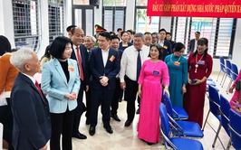 Đồng chí Phùng Thị Hồng Hà kiểm tra, động viên công tác bầu cử phường Định Công